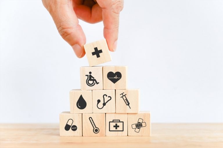 堆叠标有药品标签的积木