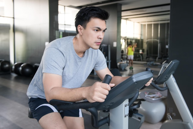 一个男人在骑自行车运动器械